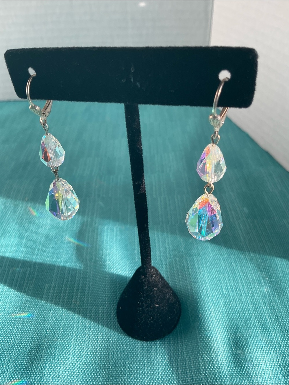 NWOT GORGEOUS AURORA BOREALIS CRYSTAL TEAR DROP PIERCED EARRINGS